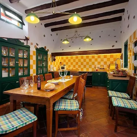 Sleeps 4 Pool Wifi Villa Haría