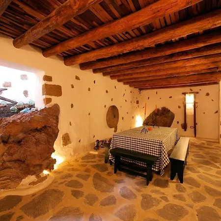 Sleeps 4 Pool Wifi Haría