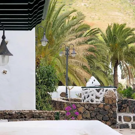 Villa Sleeps 4 Pool Wifi Haría